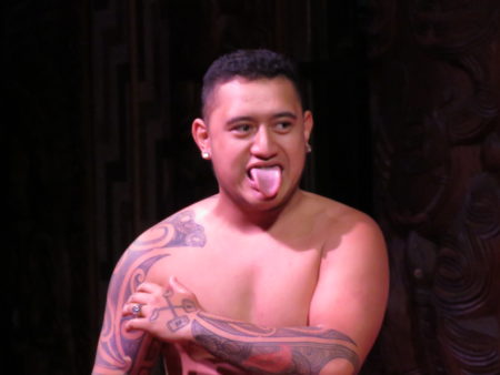 Maori-Vorführung im Versammlungshaus «Te Whare Runanga»